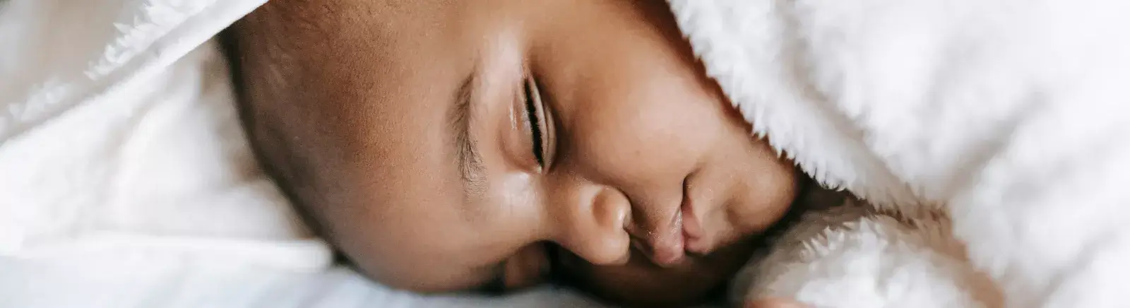 Le sommeil de bébé en toute sécurité : berceau, gigoteuse, comment